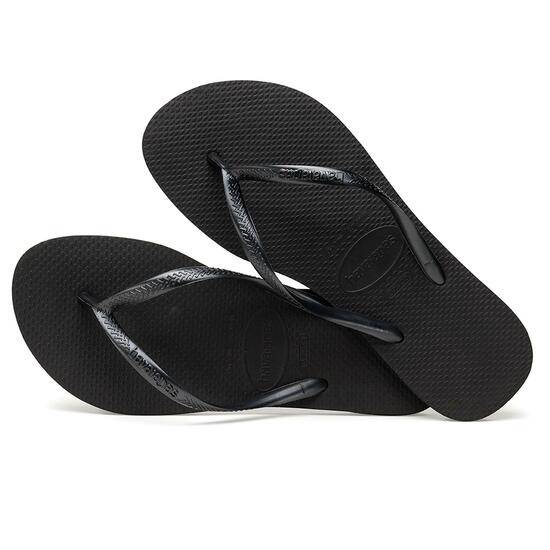 Sandalia de la marca Havaianas modelo Slim en color negro. Sandalia entre dedo con finas tiras y logo, suela lisa de goma. No resbalan y resistentes al agua.