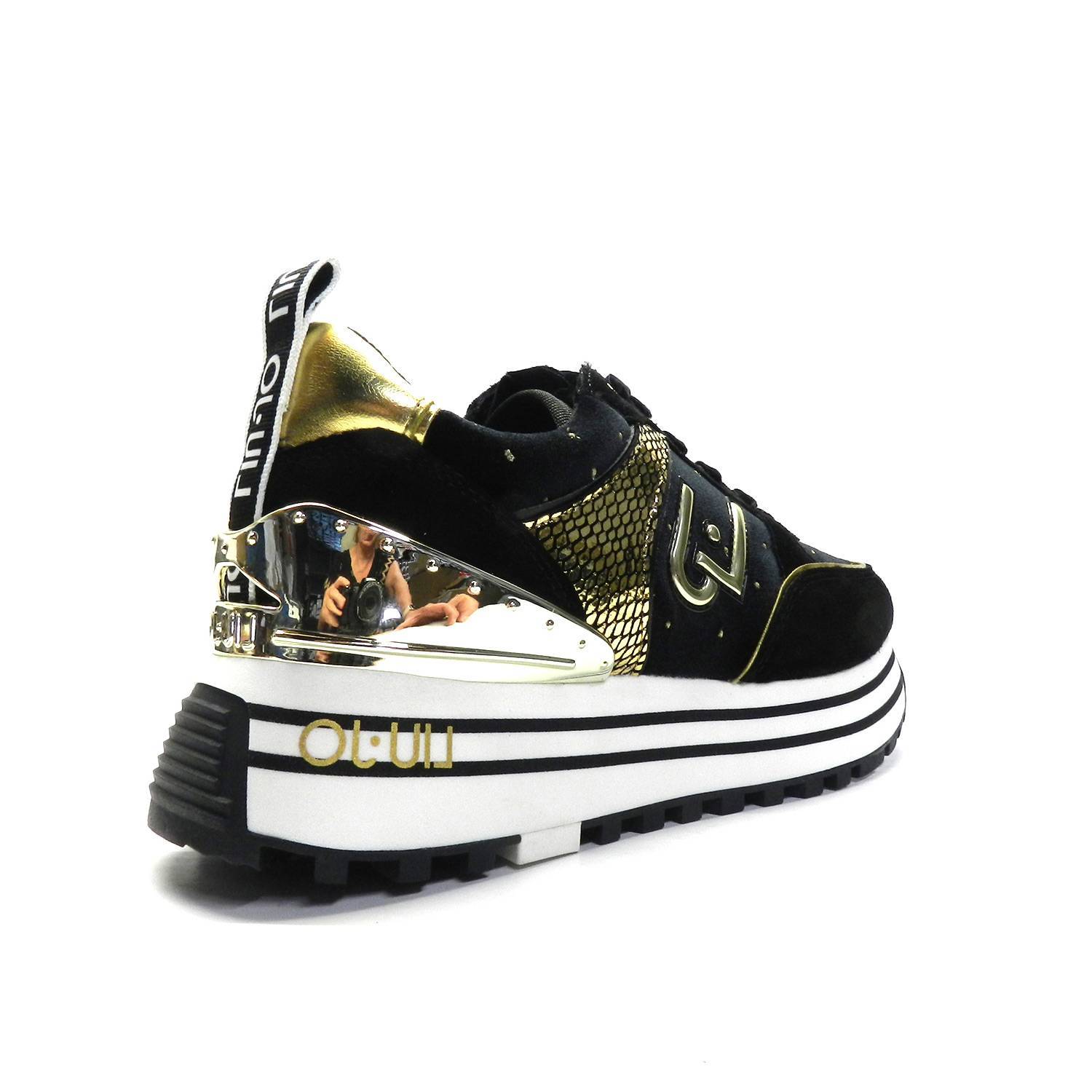 Zapatillas de la marca LiuJo, modelo Maxi Wonder en color negro. Zapatillas deportivas de color negro y dorado que combina varias texturas, con suela de plataforma con rayas. Altura de la suela: 4cm.