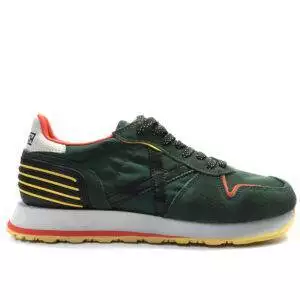 Zapatillas de la marca Munich, modelo Massana 442 en color verde. Zapatilla deportiva de nylon y pieza en el talón bicolor. Contraste de materiales en color verde con detalles en negro, rojo y amarillo. Cordonera con ocho pasados con logo grabado en la talonera.
