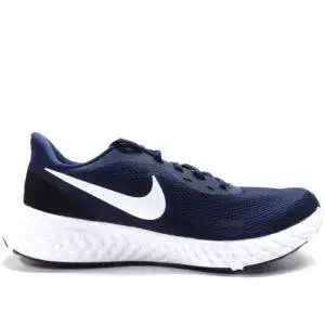 Zapatillas de la marca Nike, modelo Nike Revolution BQ3204 en color azul oscuro. Zapatilla deportiva estilo running elaborada en malla transpirable de color azul con logo en blanco. Mediasuela de espuma suave y suela exterior de goma para una tracción duradera.