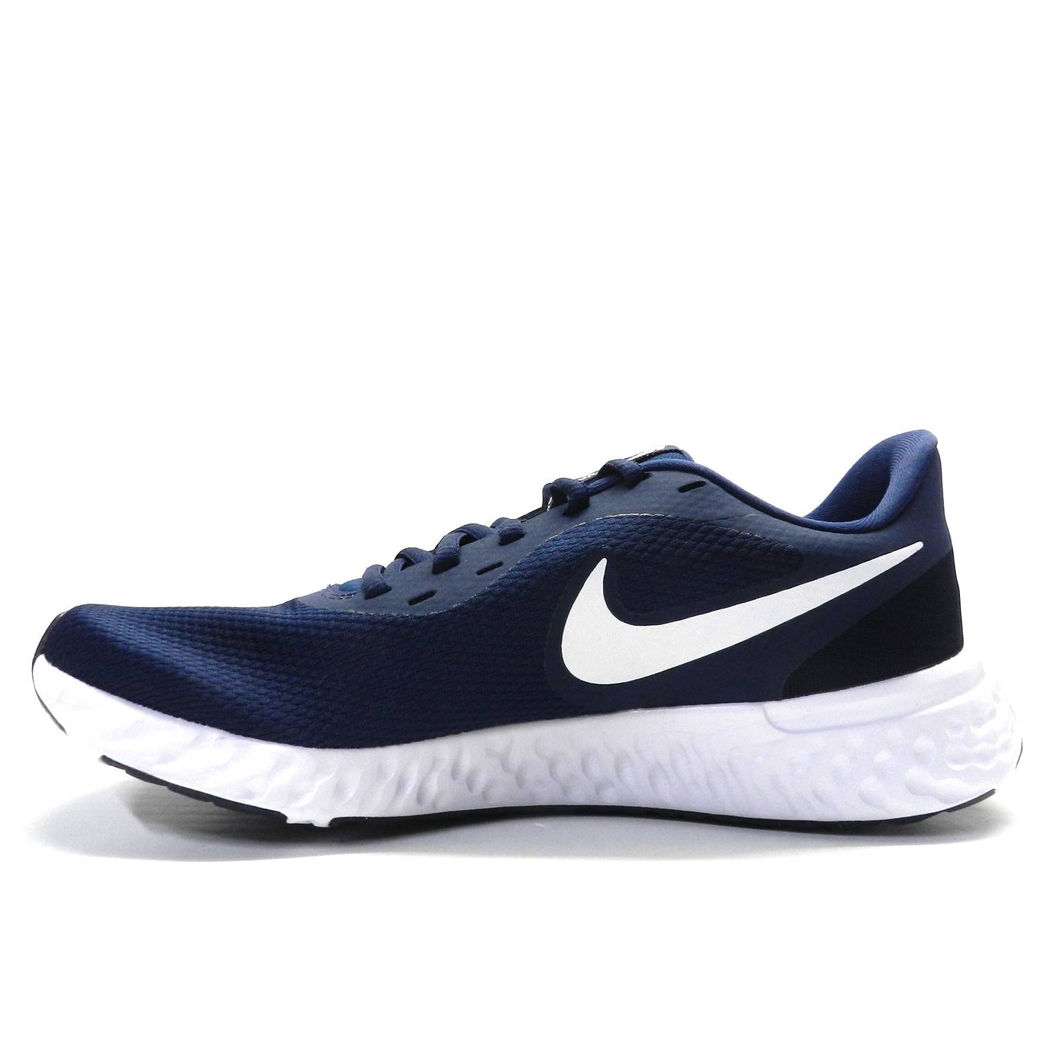Zapatillas de la marca Nike, modelo Nike Revolution BQ3204 en color azul oscuro. Zapatilla deportiva estilo running elaborada en malla transpirable de color azul con logo en blanco. Mediasuela de espuma suave y suela exterior de goma para una tracción duradera.