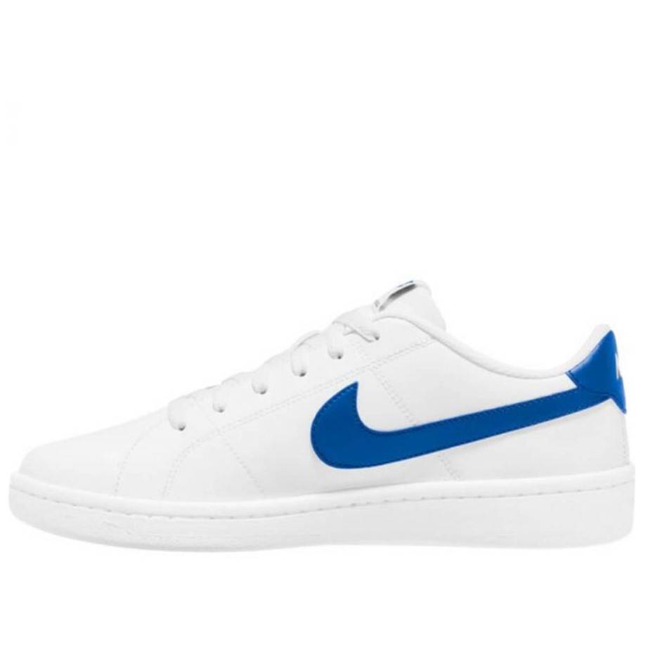 Zapatillas de la marca Nike, modelo Court Royale 2 CQ9246 en color blanco. Zapatillas deportivas de piel de color blanco, cuello acolchado y costura clásica de larga durabilidad. Suela de espiga para mayor tracción. Logotipo en azul vivo en el lateral y en la parte trasera en contraste.