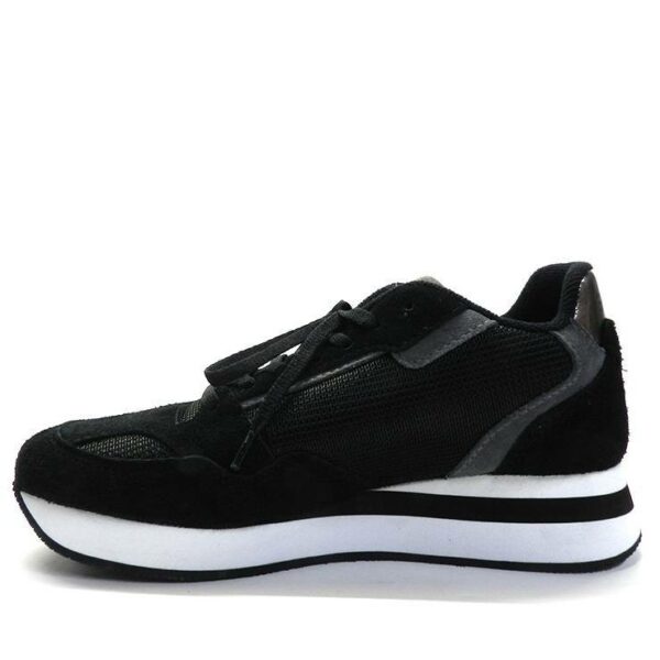 Zapatillas para mujer de la marca No Name, modelo Parko Runner en color negro. Zapatillas deportiva muy urbana, en combinación de materiales de ante y rejilla de microfibra.  Detalles en gris, gris metalizado y logotipo en el lateral en plata. Plantilla extraíble. Suela de goma bicolor con plataforma de 3,5 cm de altura.
