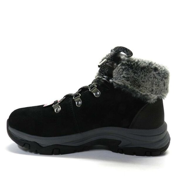 Botín de la marca Skechers, modelo 167178 en color negro. Botín bajo de piel de ante de estilo montañero, cierre con cordones deportivos. Suela de goma todoterreno muy ligera de 3,2 cm de altura y tracción elevada para superficies húmedas y secas.