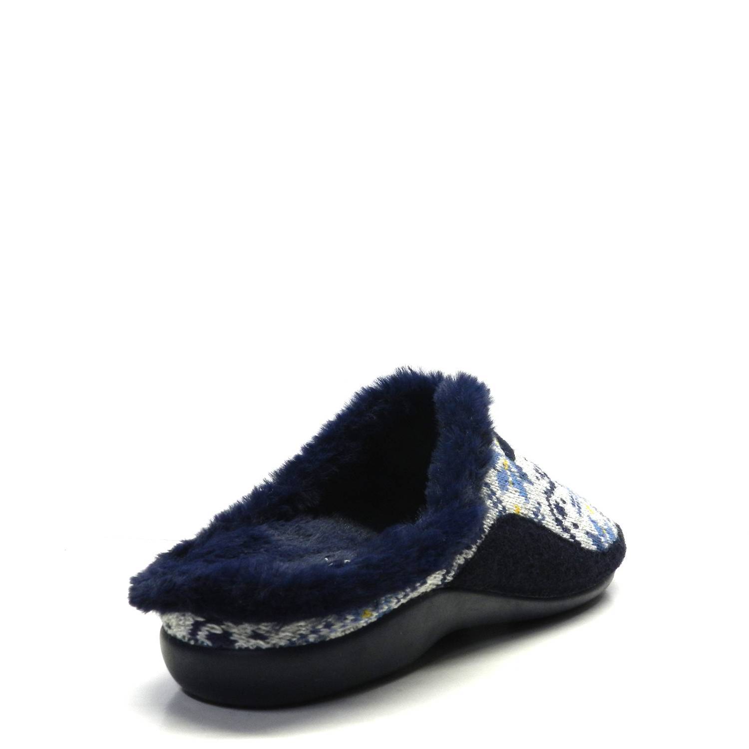 Zapatillas casa de la marca Garzon, modelon 7450.254 en color azul. Zapatillas de casa en formato chancla, con talón al aire. Suela de goma antideslizante con 2 cm de cuña. Interior de forro abrigo. ¡Muy cómodas!