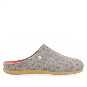 Zapatillas casa de la marca Gioseppo modelo Hittisau en rojo. Gioseppo de la colección Hot Potatoes. Zapatillas de casa tipo babucha en color gris con estampado de topos rojos e interior en color rojo. Corte en fieltro PET recilado, ribete de tejido poliéster suave. Planta afelpada de tejido suave. Plantillas extraíbles de espuma. Suela de caucho natural.
