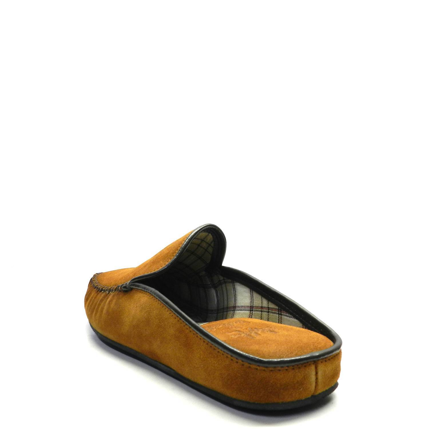 Zapatillas casa de la marca Calzados Polo, modelo 1951-070 en color cuero. Zapatillas de casa estilo mocasín destalonado, con talón al aire. Corte en ante con ribete y costura visible en la punta. Cómoda plantilla acolchada y fina suela de caucho.