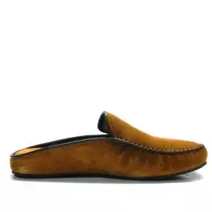 Zapatillas casa de la marca Calzados Polo, modelo 1951-070 en color cuero. Zapatillas de casa estilo mocasín destalonado, con talón al aire. Corte en ante con ribete y costura visible en la punta. Cómoda plantilla acolchada y fina suela de caucho.