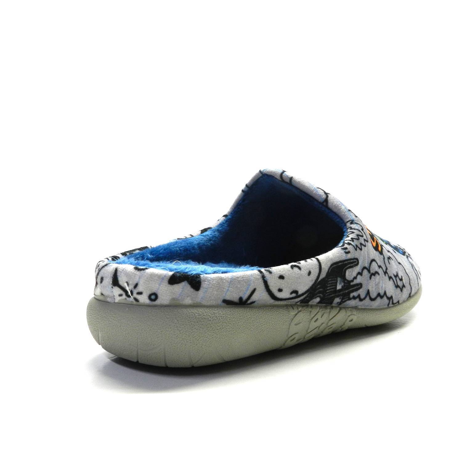 Zapatillas de casa de la marca Vulladi, modelo 8824 en estampado. Zapatillas infantil tipo zueco elaboradas en suave tejido invernal estampado en temática espacial. Interior cálido en color azul. Suela plana de caucho natural.