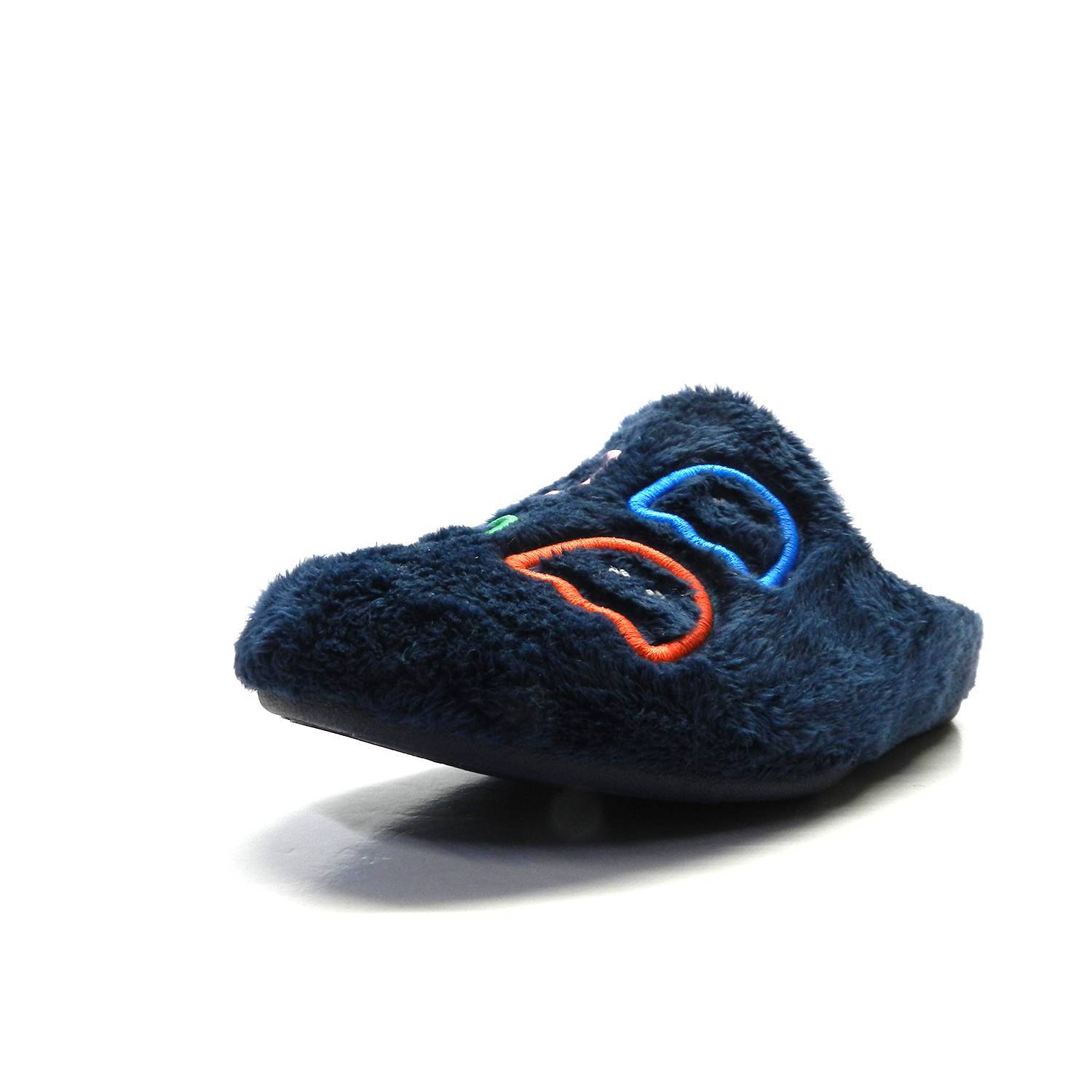 Zapatillas de casa de la marca Garzón, modelo N4748275 en color azul. Zapatillas infantil tipo zueco destalonado. Elaboradas en suave y cálido tejido sintetico de paño suapel estampado con dibujo Pacman. Cálido interior en micropolar en color rojo. Suela plana de goma flexible y antideslizante.