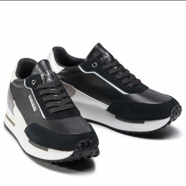 Zapatillas de la marca Napapijri, modelo NP0A4F2 en color negro. Zapatilla deportiva elaborada en combinación de cuero y material sintético de diferentes texturas. Forro interior textil  y plantilla extraíble. Cierre con cordones. Suela de plataforma de goma de 2 cm de altura.  