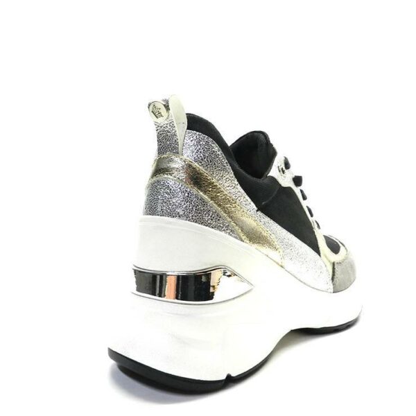 Zapatillas de la marca Francesco Milano, modelo X55-2P en color plata. Zapatilla deportiva confeccionada en textil negro con detalles en piel metalizada. Suela de goma blanca con cuña y detalle metalizado en la parte posterior. Cierre con cordones deportivos.