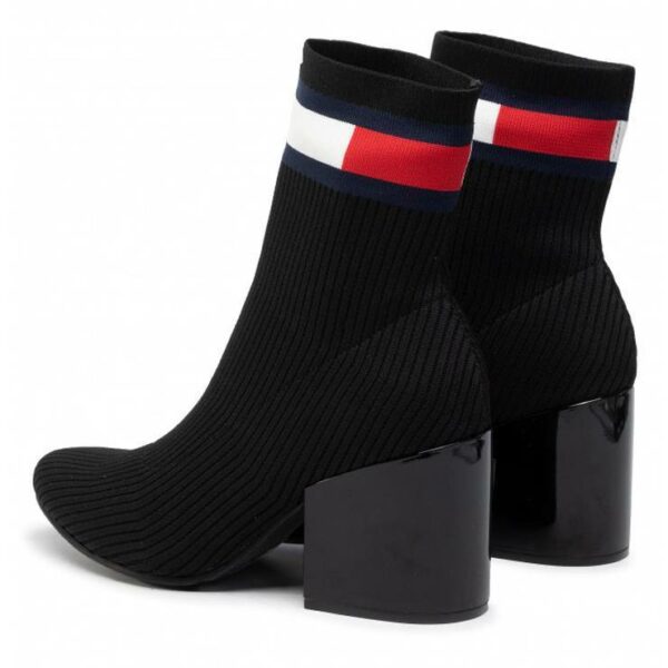 Botín de la marca Tommy Hilfiger, modelo Flag Sock en color negro. Botín de punto estilo calcetín elástico en negro con distintivo de marca en el cuello. Plantilla de algodón. Suela de caucho. Sin cierre. Tacón ancho de 8 cm de altura.