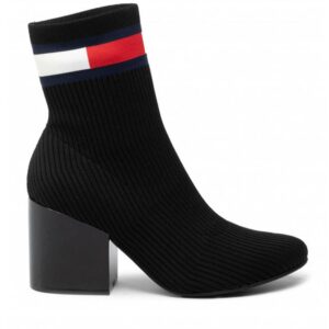 Botín de la marca Tommy Hilfiger, modelo Flag Sock en color negro. Botín de punto estilo calcetín elástico en negro con distintivo de marca en el cuello. Plantilla de algodón. Suela de caucho. Sin cierre. Tacón ancho de 8 cm de altura.