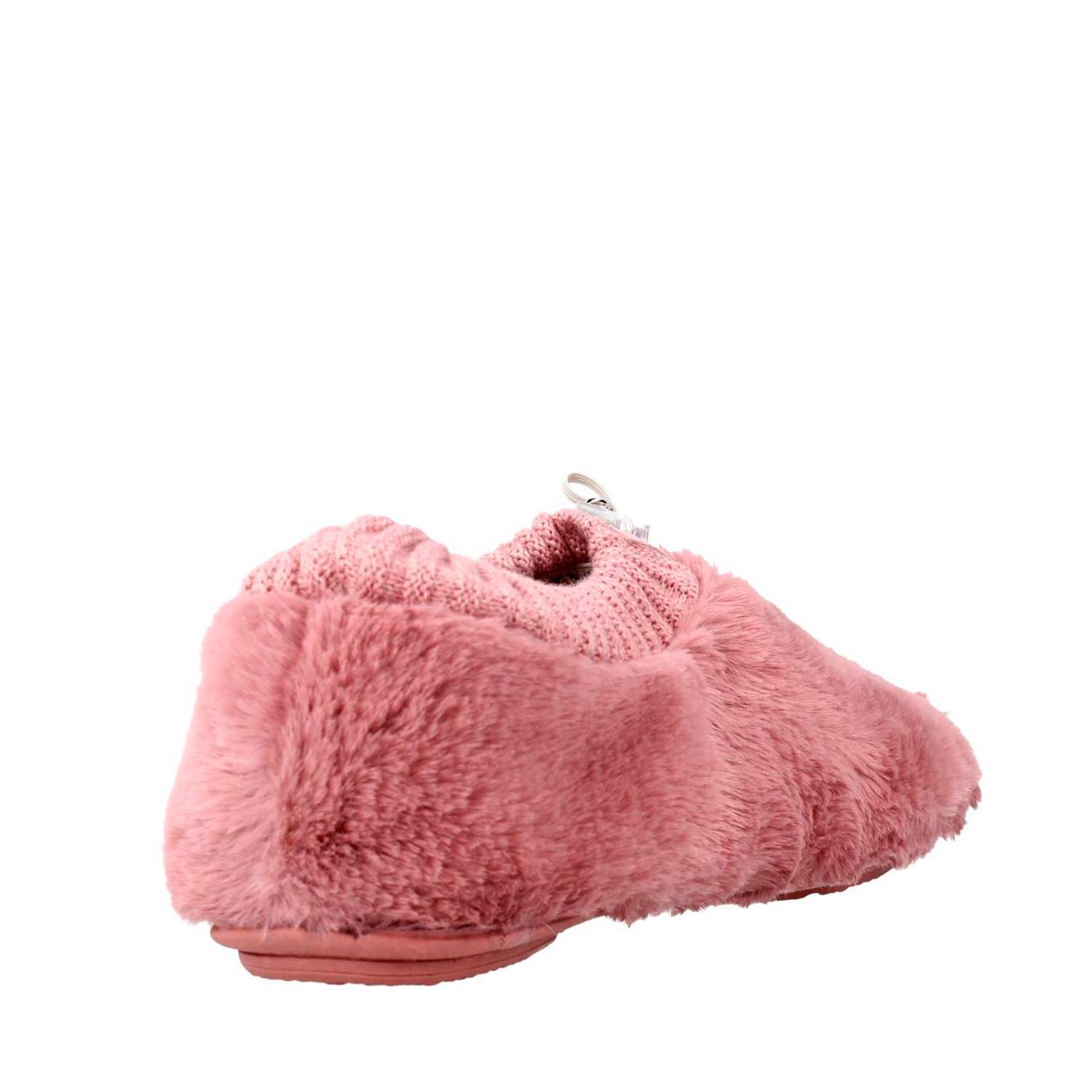 Zapatillas de casa mujer de la marca Vulladi modelo 3626 en color rosa. Zapatillas cerradas en textil con suave pelo y cuello de punto. Cierre ajustable en el empeine. Fina suela de goma.