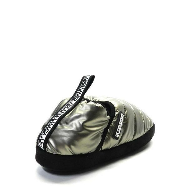 Zapatillas de casa mujer de la marca Napapijri modelo Plume en color plata. Zapatillas cerradas en textil  con acolchado especial y relleno suave. Suela engomada y reforzada. Proporcionan gran apoyo y comodidad.