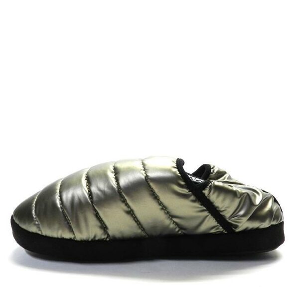 Zapatillas de casa mujer de la marca Napapijri modelo Plume en color plata. Zapatillas cerradas en textil  con acolchado especial y relleno suave. Suela engomada y reforzada. Proporcionan gran apoyo y comodidad.