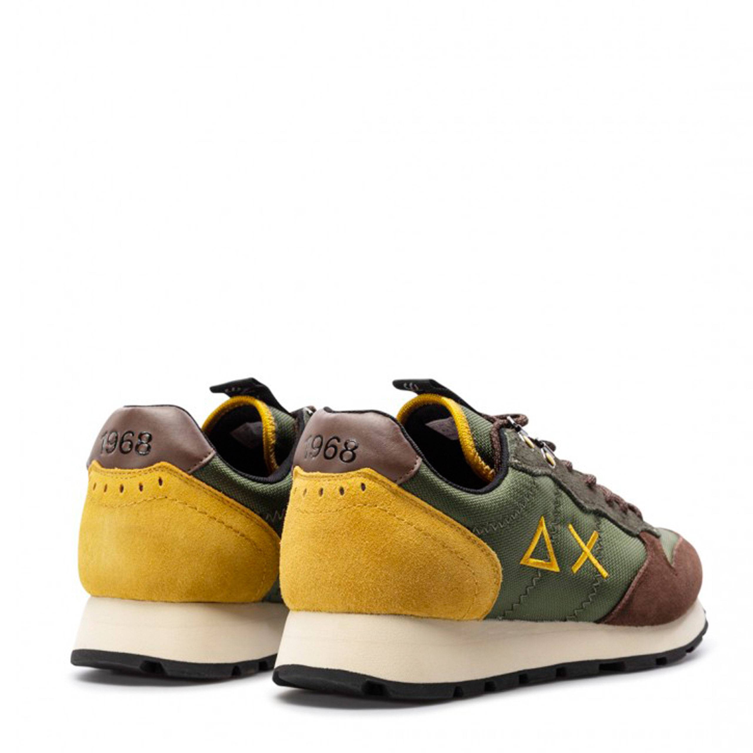 Zapatillas de hombre de la marca AX-Sun, modelo Z41108 en color kaki. Elaborada en ante y tela combinando en tonos de verde, marrón y mostaza. Detalle de logo bordado en el lateral. Cierre con cordones y suela de goma en blanco.