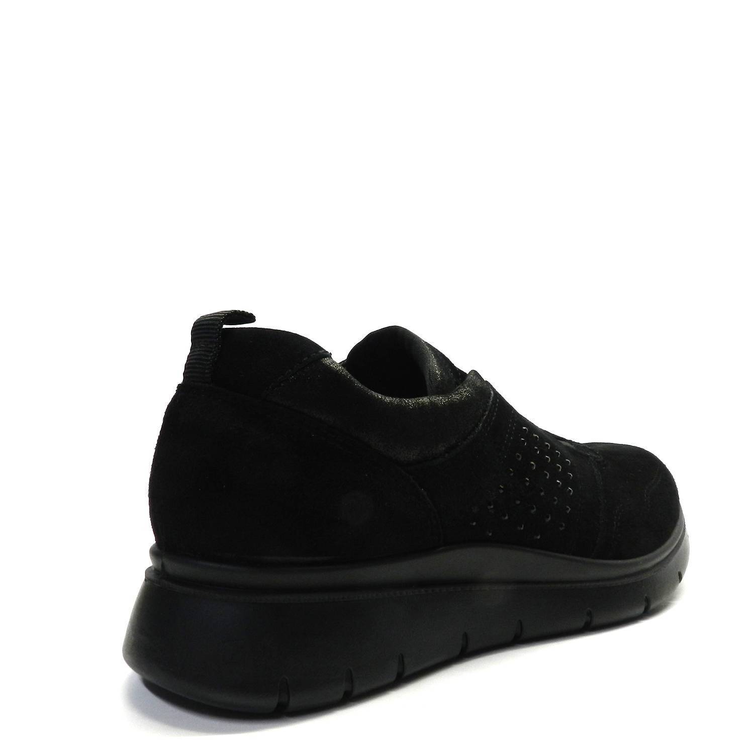 Zapatillas de la marca Imac, modelo 807231 en color negro. Zapatillas deportivas de ante, cierre con cordones. Suela de goma antideslizante. Plantilla extraíble de piel.