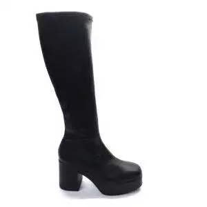 Bota de la marca Escala, modelo Almond, en color negro. Bota alta de tejido elástico con cremallera lateral interior. Suela de goma con plataforma y cómodo tacón alto. 