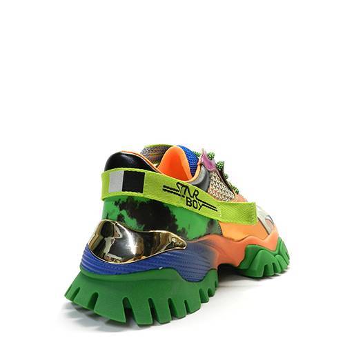 Zapatillas de la marca Exe, modelo 9228-2 en color verde. Zapatillas deportivas elaborada en combinación de diferentes materiales y colores. Original diseño que combina materiales con textil, sintético y piel.  En combinación de colores lisos y metalizados destacando el color verde. Suela de plataforma estampada, suela de goma multicolor.