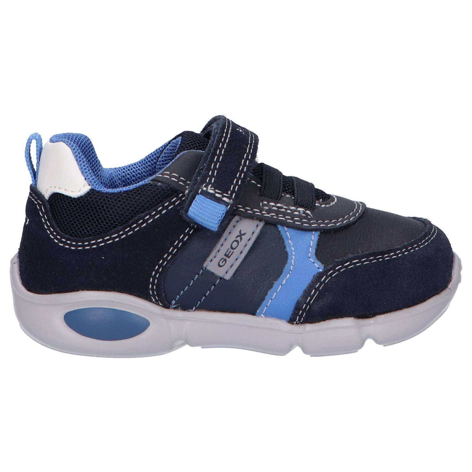 Zapatillas de la marca Geox, modelo B154EA en color azul. Zapatillas deportiva de bebé en piel y textil. Plantilla acolchada, suela de goma  antideslizante, cierre de cordon elástico y velcro.