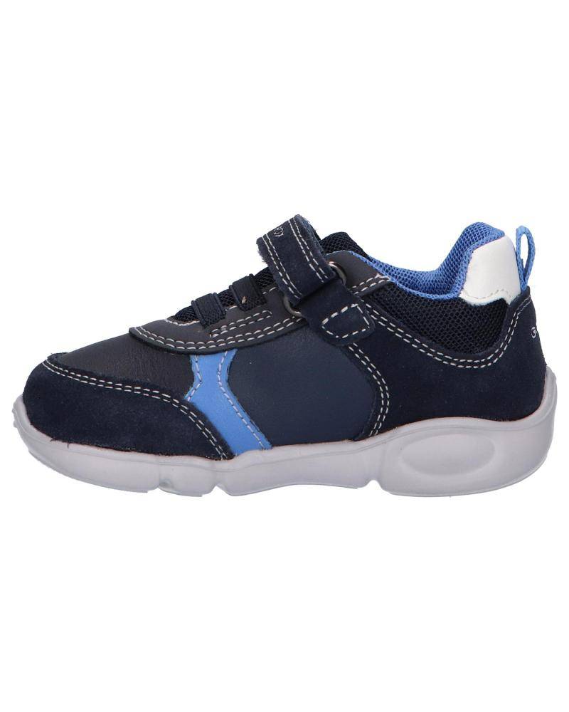 Zapatillas de la marca Geox, modelo B154EA en color azul. Zapatillas deportiva de bebé en piel y textil. Plantilla acolchada, suela de goma  antideslizante, cierre de cordon elástico y velcro.