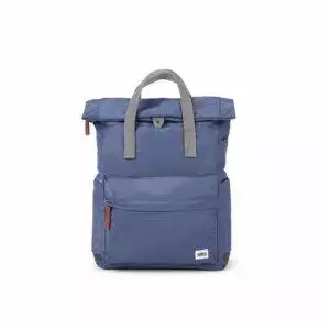 Mochila Roka de nylon reciclado de tamaño mediano con compartimento delantero y cremallera cubierta en color azul. Resistente a la intemperie, duradero, elegante y está hecha de nylon reciclado que le da a la mochila un aspecto suave y muy moderno. Medidas: 42cm x 30cm x 12cm