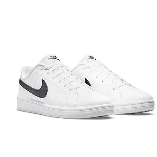 Zapatillas de la marca Nike, modelo Court Royale 2 CQ9246 en color blanco. Zapatillas deportivas de piel de color blanco, cuello acolchado y costura clásica de larga durabilidad. Suela de espiga para mayor tracción. Logotipo en negro en el lateral y en la parte trasera en contraste.