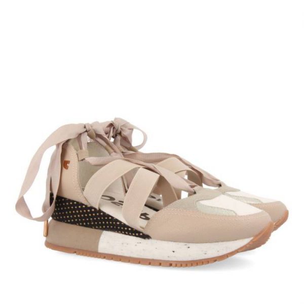 Sandalia tipo sneaker de la marca Gioseppo, modelo Planiga en color beig. Zapatilla tipo espadrilles en tonos neutros en combinación de texturas. Cuña externa forrada con material trenzado de 6 cm. Planta y forro de nylon. 