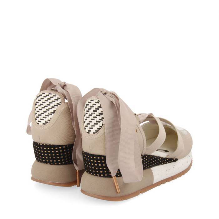 Sandalia tipo sneaker de la marca Gioseppo, modelo Planiga en color beig. Zapatilla tipo espadrilles en tonos neutros en combinación de texturas. Cuña externa forrada con material trenzado de 6 cm. Planta y forro de nylon. 