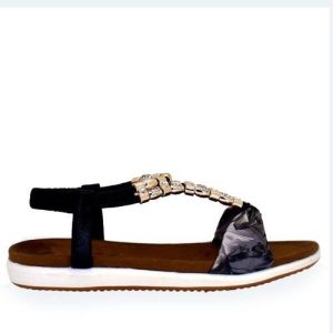 Sandalia de la marca Exe modelo F8043 en color negro. Sandalia sintética con tiras anchas color negro y detalle joya en la parte del empeine. Tiras delantera en textil estampado. Plantilla confort y suela de goma dentada de 1 cm de altura.