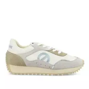 Zapatillas de la marca No Name, modelo Punky Jogger en color hielo. Zapatillas deportiva muy urbana, en combinación de materiales de ante y nylon.  Detalles en gris y taupe y logotipo en el lateral en gris azulado. Plantilla extraíble. Suela de muescas en goma con plataforma de 3 cm de altura.