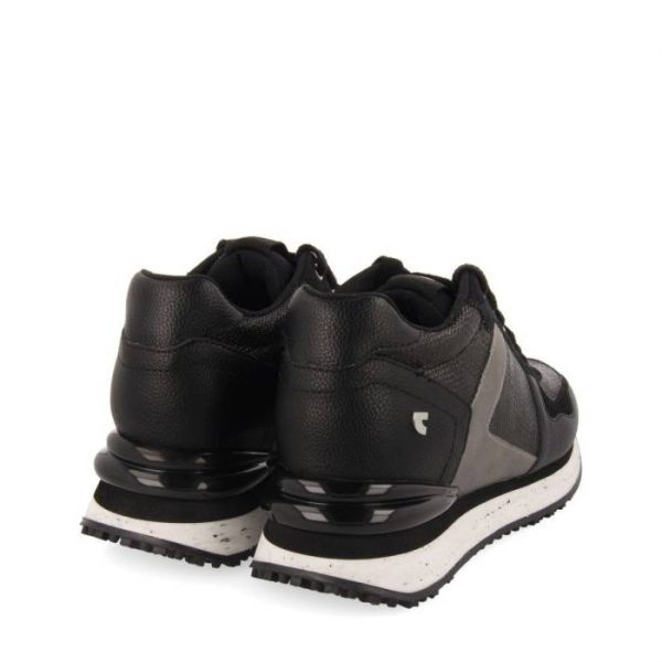 Zapatillas de la marca Gioseppo, modelo Barlassina en color negro. Zapatilla de rafia con cuña interna de 2,8 cm+3 cm de suela. Piso de EVA reciclada. Planta y forro acolchado y transpirable.