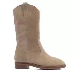 Botín de la marca Alpe, modelo 2254 en color arena. Botín de estilo campera de caña alta elaborada en piel de serraje con punta de forma redondeada. Cómoda plantilla interior almohadillada. Suela flexible y antideslizante, con tacón de 2 cm de altura. 