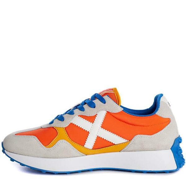 Zapatillas de la marca Munich, modelo Road 10 en color naranja. Zapatillas deportivas elaborada en combinación de materiales como serraje, nobuck y PU soft touch. Diseñada en naranja con detalles en ocre, azul y blanco. Cierre de cordones.