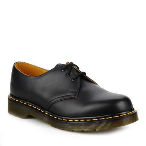 Zapato de la marca Dr. Martens modelo 1461 en color negro, zapato de piel smooth en color negro, con cierre de cordones y resistente suela con cámara de aire que se ha reforzado con el emblemático pespunte amarillo. Modelo con empalmillado Goodyear sellado a 700 ºC.