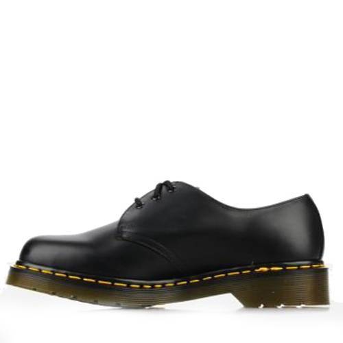 Zapato de la marca Dr. Martens modelo 1461 en color negro, zapato de piel smooth en color negro, con cierre de cordones y resistente suela con cámara de aire que se ha reforzado con el emblemático pespunte amarillo. Modelo con empalmillado Goodyear sellado a 700 ºC.