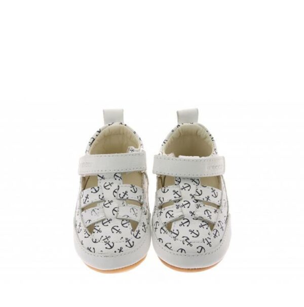 Zapatillas de la marca Robeez modelo Miniz en color blanco. Zapatillas deportivas para bebé compuesto por una parte superior de cuero de color blanco con estampado de anclas en azul marino. Forro de cuero y textil. Suela flexible de TPR y cierre de velcro.