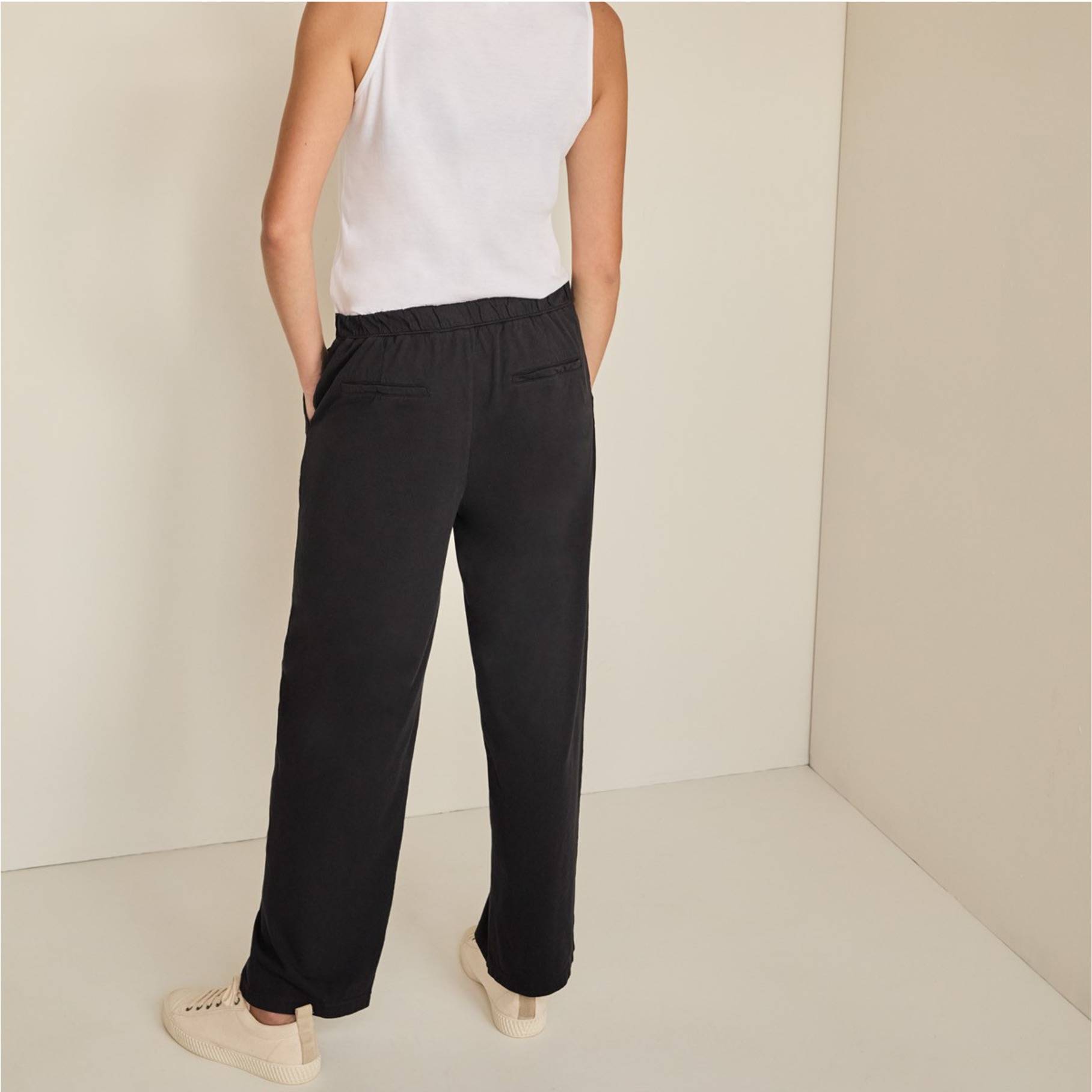 Pantalón de la marca Yerse modelo 36222 en color negro. Pantalón largo recto de punto cropped. Detalle de cintura elástica y bolsillos laterales. Su composición es 100% algodón.