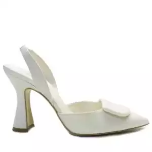 Salón de la marca Ovye, modelo LF41 de color blanco. Cerrada de la punta con forma triangular y decoración en la parte delantera. Tira de sujeción en la parte trasera con elástico. Tacón estilo retro.