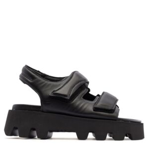 Sandalia de la marca Alpe, modelo 2400 en color negro. Sandalia de piel acolchada, tira trasera y cierre mediante doble velcro. Suela dentada de goma. Altura de la plataforma 2 cm.
