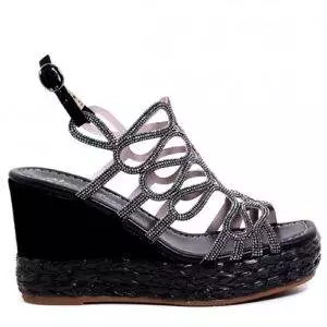 Sandalia de la marca Alma en Pena modelo Turmalina en color negro. Sandalia con cuña realizada en piel con tira de rafia trenzada. Tiras delanteras entrelazadas cubiertas de brillo. Plantilla acolchada de ante. Cierre con hebilla ajustable. La altura del tacón es de 8cm.