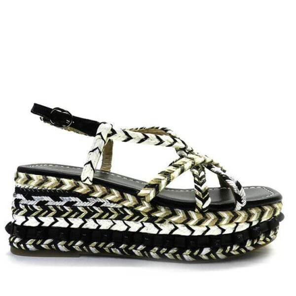 Sandalia de la marca Alma en Pena modelo Adularia en color negro. Sandalia con plataforma realizada en piel con detalle de tiras trenzadas de rafia, textil y tachuelas. Parte delantera con tiras trenzadas de rafia. Cierre con hebilla ajustable. Plantilla acolchada de piel. La altura del tacón es de 6cm.