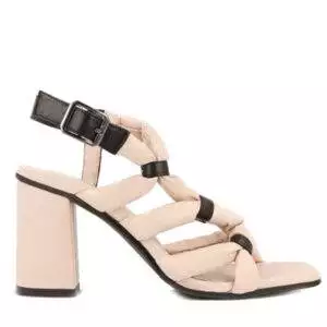 Sandalia de la marca Lodi, modelo Gamboa de color Ecru. Sandalia con tiras tubulares entrelazadas y cierre mediante hebilla. Un diseño confeccionado con tacón de 8.5 cm de altura. Interior forrado en piel. Incluye planta new gel para mayor comodidad en todas tus pisadas. Fabricado en España.