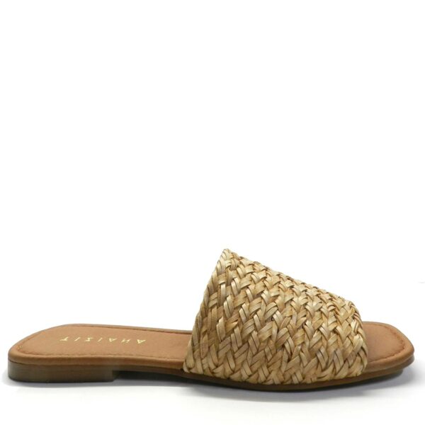 Sandalia de la marca Escala, modelo Calvià en color arena. Sandalia plana de pala en rafia. Cómoda suela de goma con plantilla acolchada.