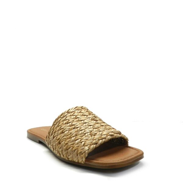 Sandalia de la marca Escala, modelo Calvià en color arena. Sandalia plana de pala en rafia. Cómoda suela de goma con plantilla acolchada.