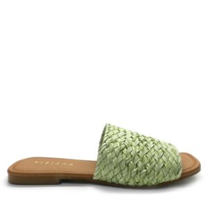 Sandalia de la marca Escala, modelo Calvià en color verde. Sandalia plana de pala en rafia. Cómoda suela de goma con plantilla acolchada.