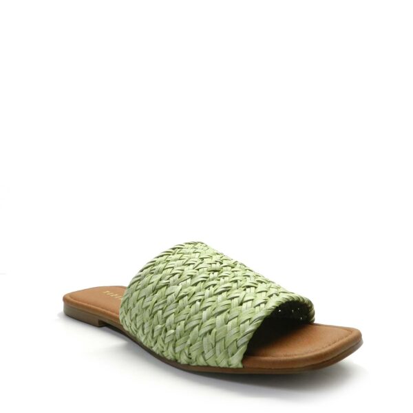 Sandalia de la marca Escala, modelo Calvià en color verde. Sandalia plana de pala en rafia. Cómoda suela de goma con plantilla acolchada.