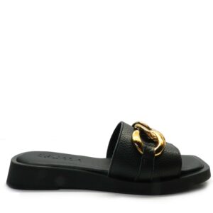 Sandalia de la marca Escala modelo Danae en color negro.  Sandalia tipo chancla con suela volumen. Pala en piel con detalle de eslabones dorados. Suela acolchada para mayor comodidad.
